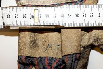 Nahaufnahme Beweismittel Arbeitshandschuh mit Initialen "M.T" Bild: Polizei