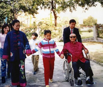 File photo of Xi Jinping (R, rear) with his father Xi Zhongxun (R, front), his wife Peng Liyuan (L, front) and his daughter (C, front). Bild: Xinhua
