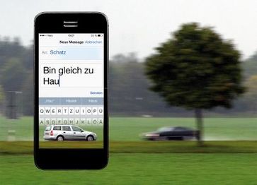 Gefährliche Begegnung auf der Landstraße: Der eine schaut auf sein Handy, textet, ist im "Blindflug" unterwegs. Der andere ist ahnungslos und sieht die tödliche Gefahr nicht kommen. Das Unfallrisiko erhöht sich beim Schreiben und Lesen einer SMS laut Deutschem Verkehrssicherheitsrat (DVR) auf das 23-fache. Viele Autofahrer unterschätzen das Risiko. Bild: "obs/Deutscher Verkehrssicherheitsrat e.V./Fotocollage DVR / Fotolia"