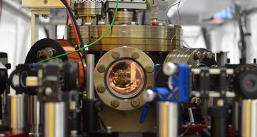 Blick in Vakuumkammer, in der sich die Atom-Falle befindet
Quelle: Foto/©: AG Quantum, JGU (idw)