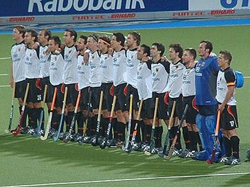 Das deutsche Herren-Team vor dem WM-Halbfinale 2006 gegen Spanien: Draguhn, Hentschel, P. Zeller, Witthaus, C. Zeller, Weissenborn, Scharowsky, B. Emmerling, Montag, Fürste, Nevado, Duckwitz, Biederlack, Crone, Bubolz, Wess