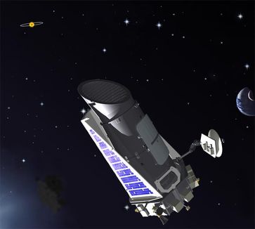Künstlerdarstellung: Kepler im WeltraumDargestellt sind am rechten Bildrand die Erde und der Mond sowie links oben im Sternbild Schwan ein fiktiver, von einem Planeten umrundeter Stern.