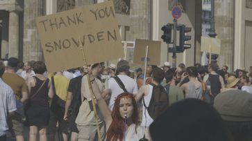 Demo Schild Snowden Bild: SWR/Indi Film