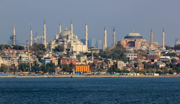 Sultan-Ahmed-Moschee (links) und Hagia Sophia von der Seeseite aus