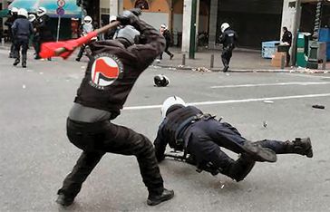 Gelobt von Kanzlerin Merkel: Antifa Schläger im Einsatz (Symbolbild)