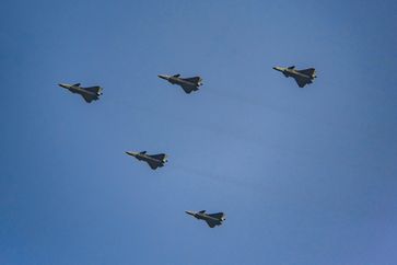 Chengdu J-20 Tarnkappenjäger im Formationsflug (Symbolbild)