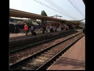 Screenshot aus dem Youtube Video "BrÃ©tigny-sur-Orge : plusieurs morts aprÃ¨s le dÃ©raillement d'un train PARIS"