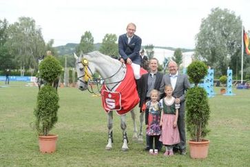 Siegerehrung für Tobias Meyer mit Siec Cosmos Wijngaardhoeve Z. Bild: "obs/EN GARDE Marketing GmbH"