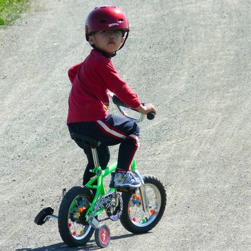 Stützräder an einem Kinderfahrrad