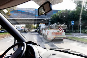 Nach der Kontrolle haben Polizeibeamte den Transport zurück zur Firma begleitet.