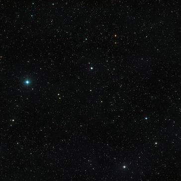 Weitwinkelaufnahme der Himmelsregion um den ungewöhnlichen Doppelstern V471 Tauri.