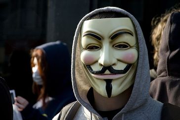 Anonymous-Aktivist mit Guy-Fawkes-Maske Bild: Al from Edinburgh, Scotland / de.wikipedia.org