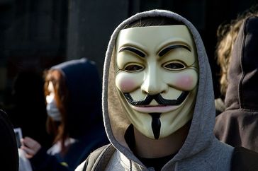 Anonymous-Aktivist mit Guy-Fawkes-Maske Bild: Al from Edinburgh, Scotland / de.wikipedia.org