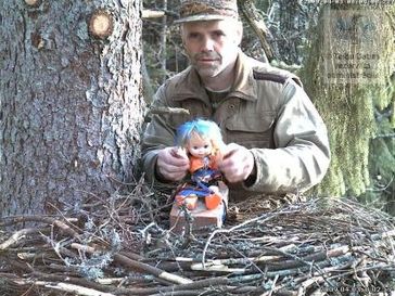 Mit der Puppe "Barbia" hat Dr. Ugis Bergmanis den Horst für die Schreiadler freigehalten. Bild: Deutsche Wildtier Stiftung
