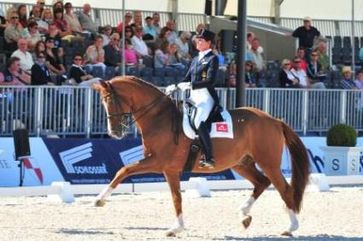 Ulla Salzberger gewinnt mit Herzruf's Erbe den Grand Prix in Perl-Borg bei der Peterhof Dressur Gala. Bild: "obs/EN GARDE Marketing GmbH"