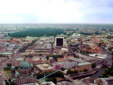Blick vom Berliner Fernsehturm: im Vordergrund die Museumsinsel mit Berliner Dom (links mit grüner Kuppel)