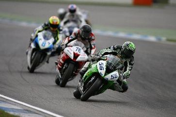 Daniel Sutter vor Günther Knobloch Bild: IDM Supersport