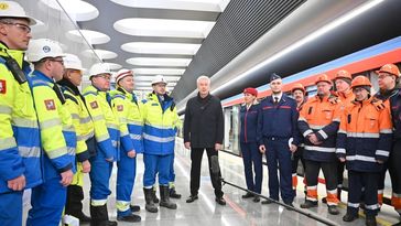 Der Moskauer Bürgermeister Sergei Sobjanin (Mitte) während des technischen Starts von Zügen entlang des östlichen Abschnitts der Großen Ringlinie. Bild: Sputnik / Ilja Pitaljow