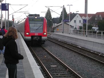 ÖPNV: S-Bahn S1 am Haltepunkt Jügesheim