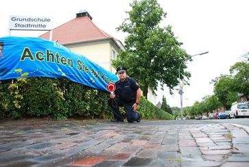 Polizeioberkommissar Thorsten Feyen (auf dem Bild an der Grundschule Stadtmitte in Wilhelmshaven) ist einer der zahlreichen Polizeibeamten, die in den ersten Wochen in den Städten Wilhelmshaven, Jever und Varel intensive Schulwegüberwachungsmaßnahmen durchführen werden.