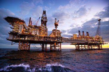 Ölplattform im Kaspischen Meer - High-Tech für Petrochemie, Öl- und Gasindustrie ist in Aserbaidschan sehr gefragt, das Investitionsklima unverändert gut.  Bild: "obs/SOCAR Deutschland/Socar Deutschland"