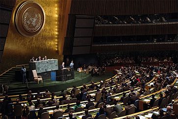 Ein Vertreter eines UN-Mitgliedstaates hält eine Rede in der Vollversammlung. Bild: wikipedia.org