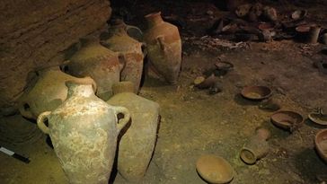 Einblick in den Befund der Grabkammer bei Palmachim / Israel Bild: Israelische Altertümerbehörde