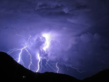 Gewitter, Sturm, Überspannung, Unwetter (Symbolbild)