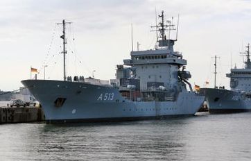 Der Tender Rhein vom 3. Minensuchgeschwader liegt an der Pier in seinem Heimathafen