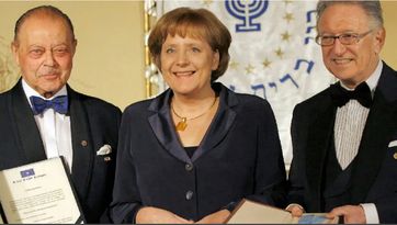 Foto mit Seltenheitswert: Bundeskanzlerin Angela Merkel wird am 11. März 2008 in Berlin mit dem B’nai B’rith „Europe Award of Merit“ ausgezeichnet, einem Preis, der laut Auskunft der Organisatoren, nur an "Juden" vergeben wird.