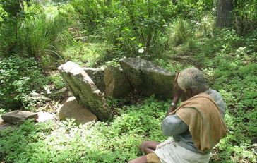 Ein Soliga betet an einer der 487 heiligen Stätten im Rangaswamy Temple Schutzgebiet. Bild: Atree/Survival