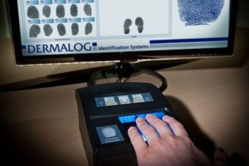Weltrekord bei Fingerabdruck-Identifikation: DERMALOG identifiziert 129 Millionen Fingerabdrücke fehlerlos in einer Sekunde mit dem LF10 Scanner. Bild: "obs/Dermalog Identification Systems GmbH"