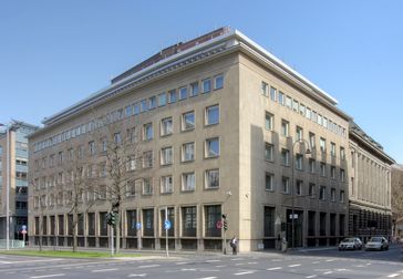 Denkmalgeschütztes Gebäude von Sal. Oppenheim, Unter Sachsenhausen 4, Köln. Ecke Tunisstraße: Architekt: Fritz August Breuhaus de Groot. Baujahr: 1952/53