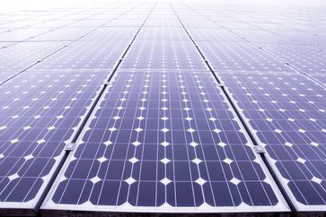 Mit dem E.ON-Solarpark Hassel können rein rechnerisch rund 2.500 Haushalte komplett mit Solarenergie versorgt werden. Allerdings nur rechnerisch, nicht real. Bild: "obs/E.ON Energie Deutschland GmbH"