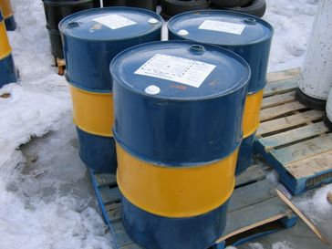 Ein typisches Standardfass (55 gallon drum) fasst keineswegs genau ein Barrel, sondern etwa 205 bis 216,5 Liter, also ca. ⅓ mehr. Die Abmessungen betragen dabei etwa 585 mm Durchmesser bei einer Höhe von 880 mm.[3][4]
