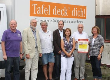 ….damit es auch weiter „Tafel, deck dich“ heißen kann: Dietmar Gerhard (Tafel), Dekan Dr. Jürgen Sauern, Pfarrer Walter Bernbeck, Fred Weißing (Diakonisches Werk), Christine Streich-Karas (Caritas), Helmut Hansen (Tafel), Pastoralreferentin Hedwig Kluth