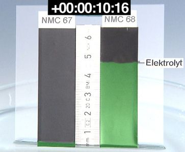Befüllung von Elektroden nach etwa 10 Sekunden: Beim am KIT entwickelten Verfahren erfolgt diese sehr schnell (rechts). Die linke Abbildung zeigt das Standardmaterial, bei dem keine Benetzung erfolgt ist. Bild: KIT