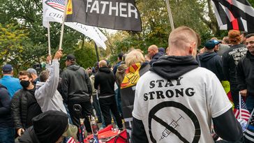 Menschen protestieren am 28. Oktober 2021 vor der Residenz des Bürgermeisters von New York gegen die COVID-19-Impfpflicht für städtische Angestellte.