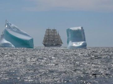 Auf ihrer 147.Auslandsausbildungsreise trifft das Segelschulschiff GORCH FOCK vor Neufundland auf Eisberge. Bild: Ricarda Schönbrodt / Marine
