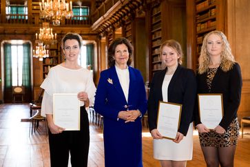 In Stockholm zeichnet Königin Silvia von Schweden die Gewinner des Queen Silvia Nursing Awards aus. Hier die Preisträger des Jahres 2016. Bild: ots