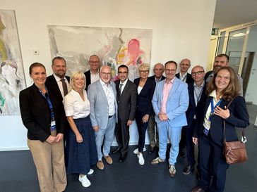 (v.l.n.r.): Dr. Cordula Weiß (VCI-LV Bayern), Sascha Schnürer, MdL (CSU), Carolina Trautner, MdL, Staatsministerin a.D. (CSU), Bernhard Seidenath, MdL (CSU), Helmut Schnotz, MdL (CSU), Klaus Holetschek, MdL, CSU-Fraktionsvorsitzender im Bayerischen Landtag, Staatsminister a. D. (CSU), Dr. Andrea Behr, MdL (CSU), Dr. Markus Schneider (BASYS), Thorsten Freudenberger, MdL (CSU), Dr. Andreas Jäcker (BMS), Dr. Andreas Heigl (Servier), Martin Mittag, MdL (CSU), Yvonne Ziegler (Novartis) (2025) Bild: Pharmainitiative Bayern Fotograf: Pharmainitiative Bayern