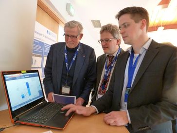 Prof. Dr. Hans-Jürgen Schlösser, Prof. Dr. Nils Goldschmidt und Dr. Michael Schuhen (v.l.) testen ei
Quelle: Universität Siegen (idw)