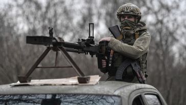 Russisches Saporoschje: Zur Abwehr ukrainischer Offensive bereit (Das im russischen Gebiet Saporoschje aufgestellte Freiwilligenbataillon "Pawel Sudoplatow" beim Empfang von Fahrzeugen und Waffen. Hier - überschweres 12,7-Millimeter-Maschinengewehr KOrD. 21.11.2022) Bild: Konstantin Michaltschewski / Sputnik