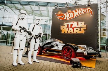 Das Hot Wheels Star Wars Darth Vader Fahrzeug in Lebensgröße auf der Spielwarenmesse Nürnberg. Bild: obs/Mattel GmbH/2015