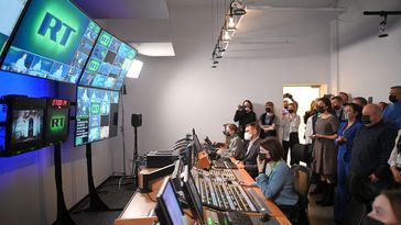 RT DE strahlt sein Live-TV-Programm seit 16. Dezember 2021 aus, doch die Freude währte nicht lange. Schon am 2. März 2022 wird die Verbreitung seiner Sendungen untersagt. Auf dem Bild: Am ersten Tag des Sendebetriebs besucht die RT-Chefin Margarita Simonjan das Studio in Moskau.