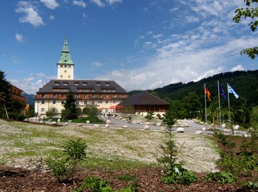 Schloss Elmau, Zufahrt und Eingangsseite von Osten