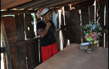 Genivaldo Veras Mutter an seinem Grab. Er wurde 2009 erschossen. Bild: Public Ministry, MS/Survival