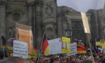 Screenshot des Youtube Videos "MONTAGSDEMOS IN DRESDEN 11.05.2015 - #PEGIDA SPAZIERGANG "