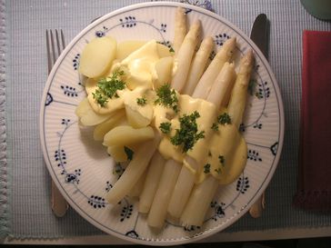 Spargel mit Kartoffeln und Holländischer Sauce