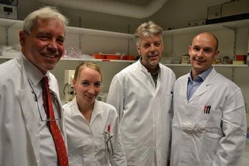 Professor Thomas Bosch, Leiter der Hydra-Studie mit seinem Team: Anna Marei Böhm, Jörg Wittlieb und Dr. Konstantin Khalturin. Copyright/Foto: CAU/Winters